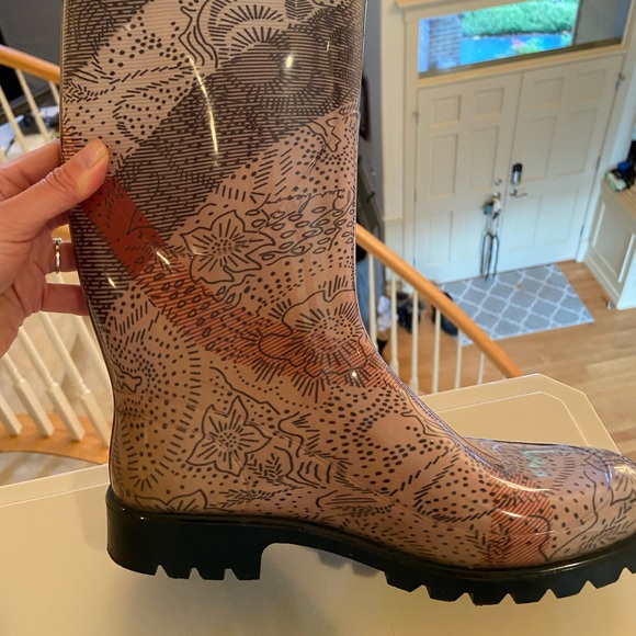 Authentic Burberry rain boots - Picture 2 of 8